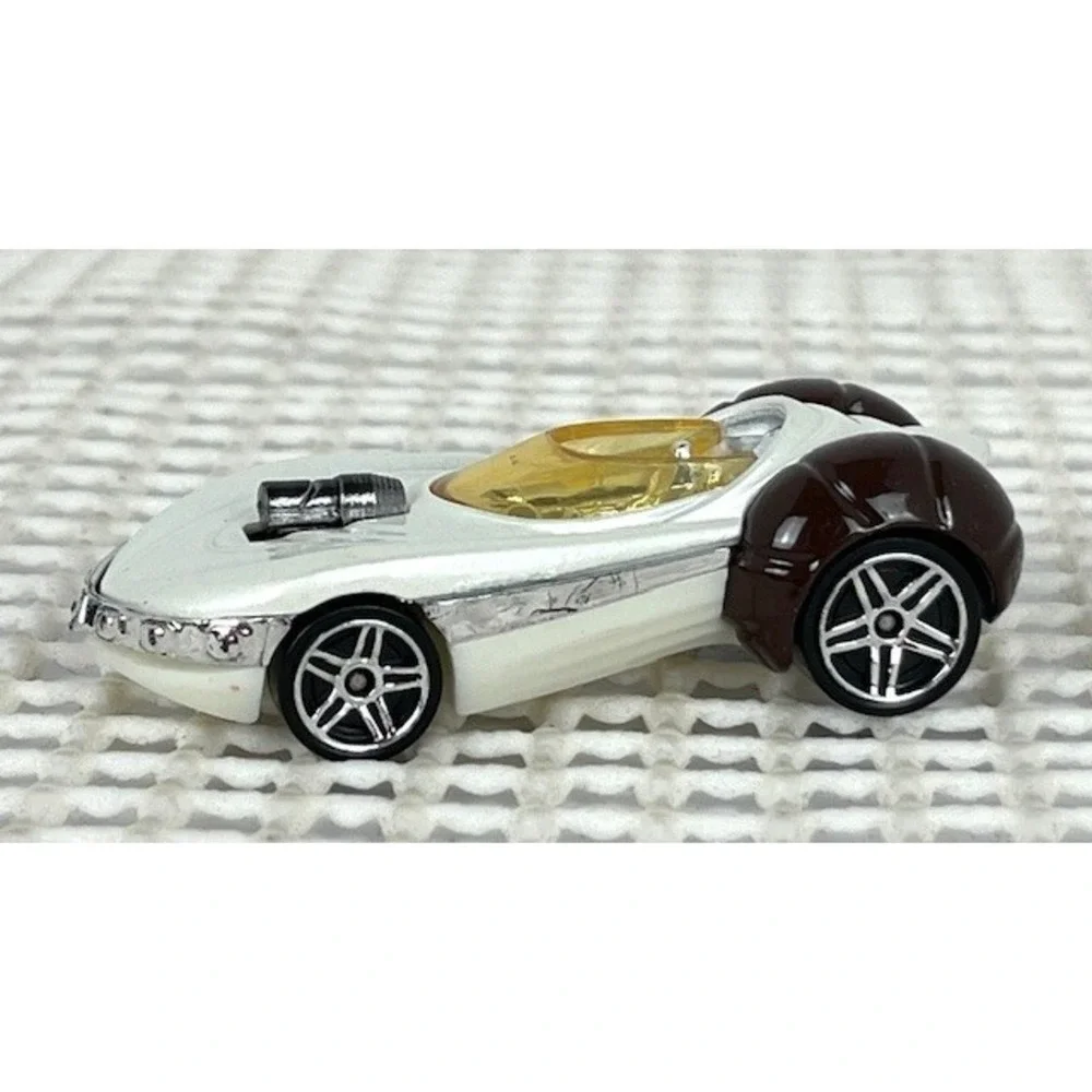 2015 Hot‎ Wheels Star Wars Princess Leia Rogue One Character Car Brown & White